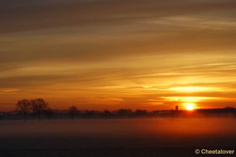 _DSC0008.JPG - Zonsopkomst vlak bij Gilze